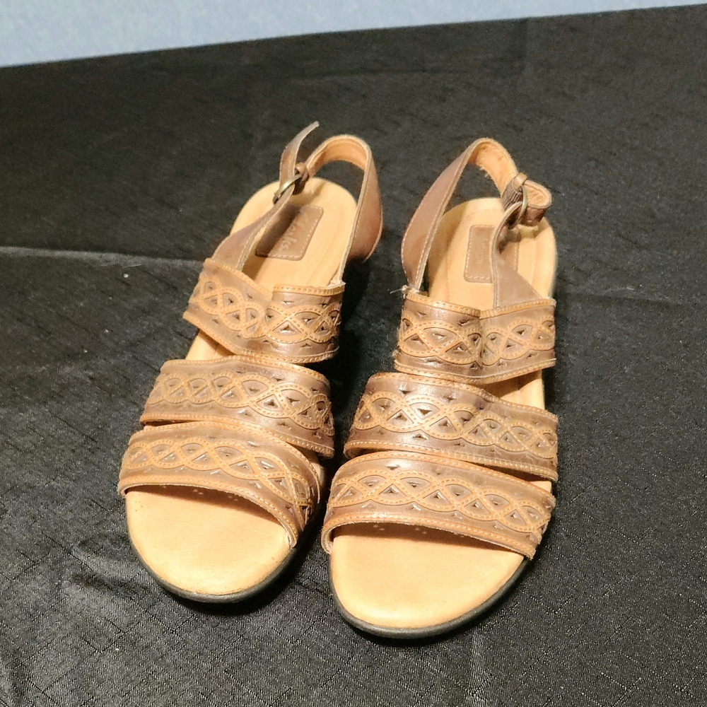 Clarks Artisan Tbrown open toe sandals. Size 11